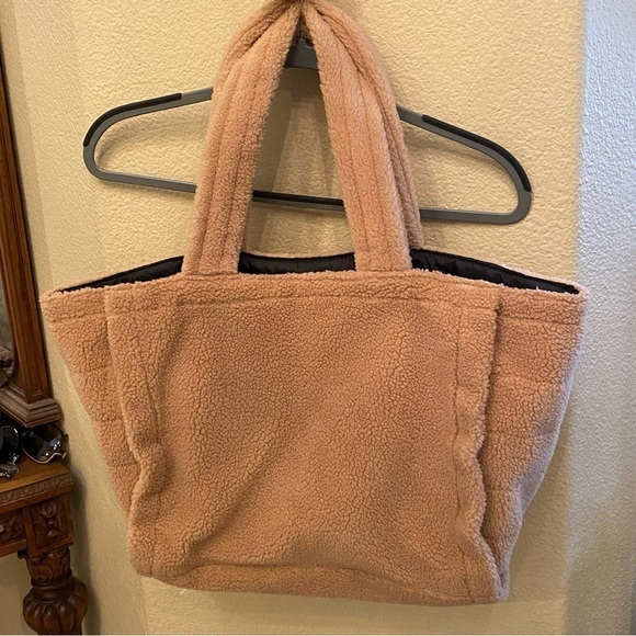 VICTORIA’S SECRET Beige Large Sherpa Plush Tote Bag 6”x12”x14-1/2” - Picture 4 of 7